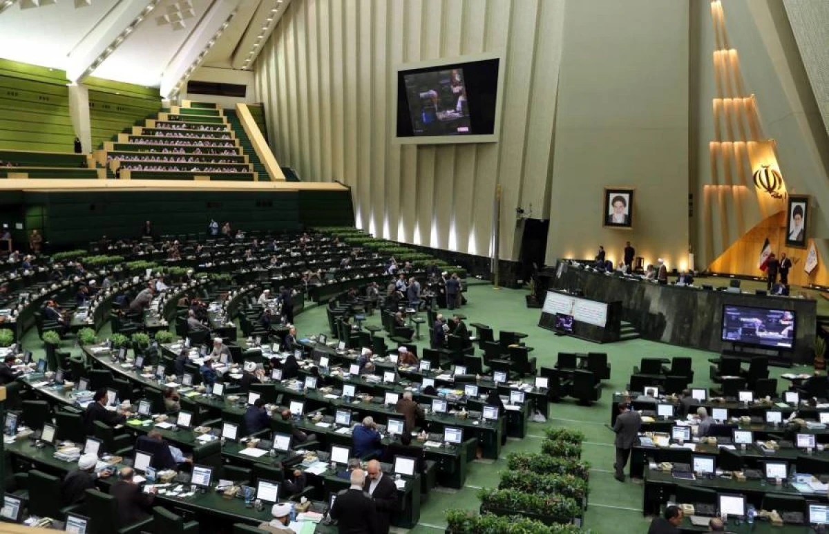 İranda parlament təcili iclasa toplaşdı: "Amerikaya ölüm!" şüarları səsləndi
