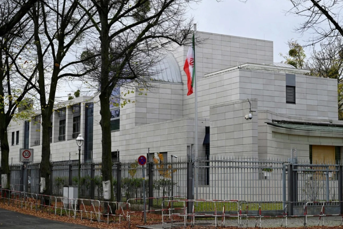 Etirazçılar Berlin səfirliyindəki İran bayrağını endirdilər