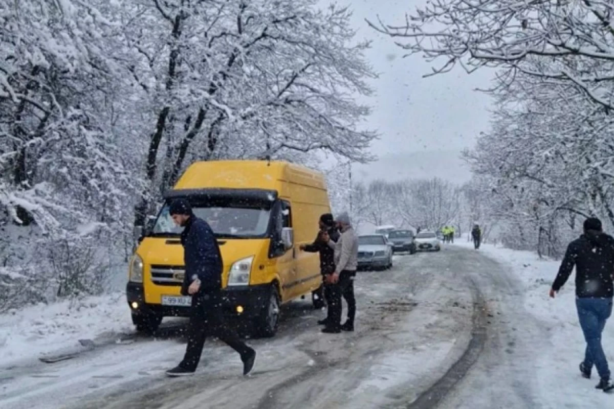 Ağsu aşırımında nəqliyyatın hərəkətində çətinliklər yarandı