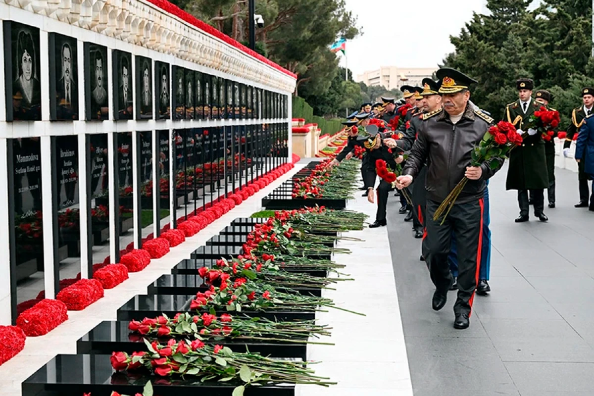Müdafiə Nazirliyinin rəhbərliyi Şəhidlər xiyabanını ziyarət etdi