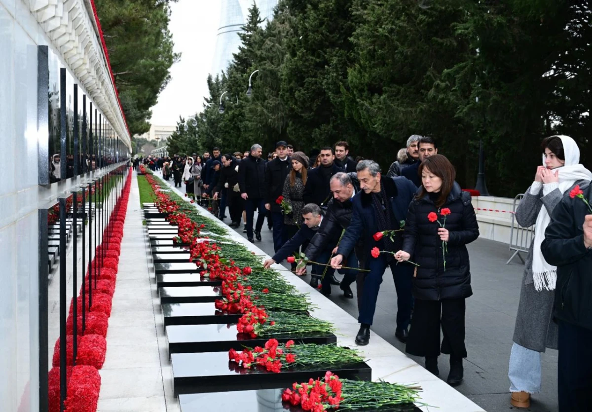 Mədəniyyət Nazirliyinin kollektivi 20 Yanvar şəhidlərinin xatirəsini yad etdi — 2