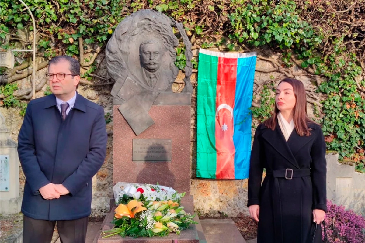 Səfirlik əməkdaşları Topçubaşovun məzarını ziyarət etdi