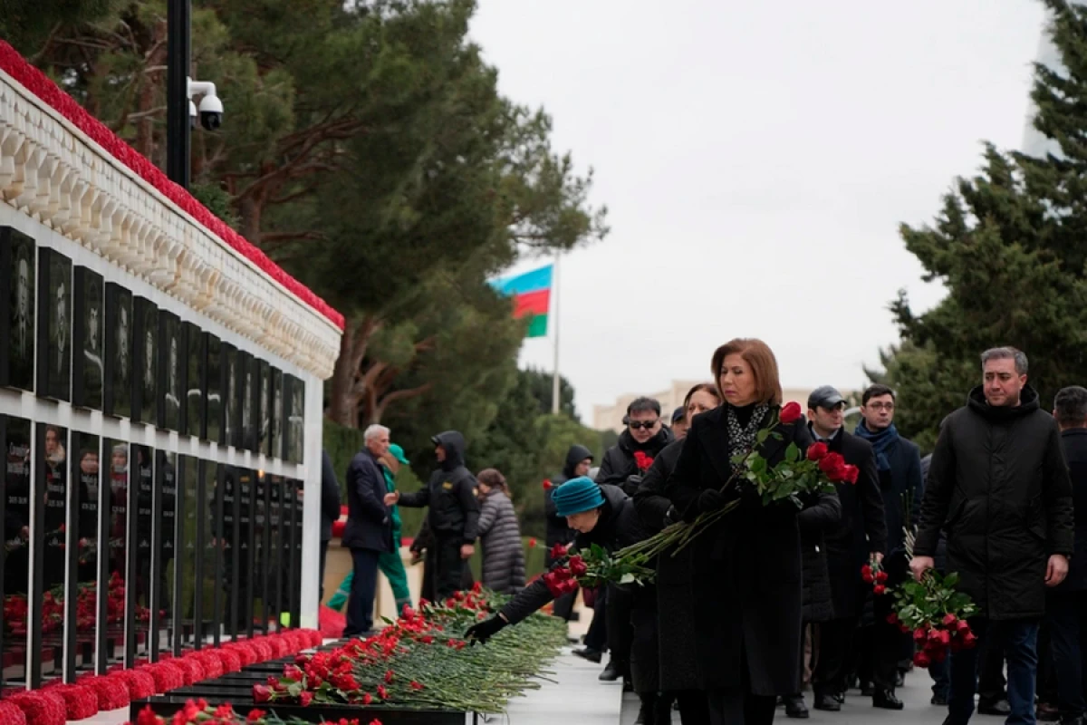 Dövlət Komitəsinin kollektivi Şəhidlər xiyabanını ziyarət etdi