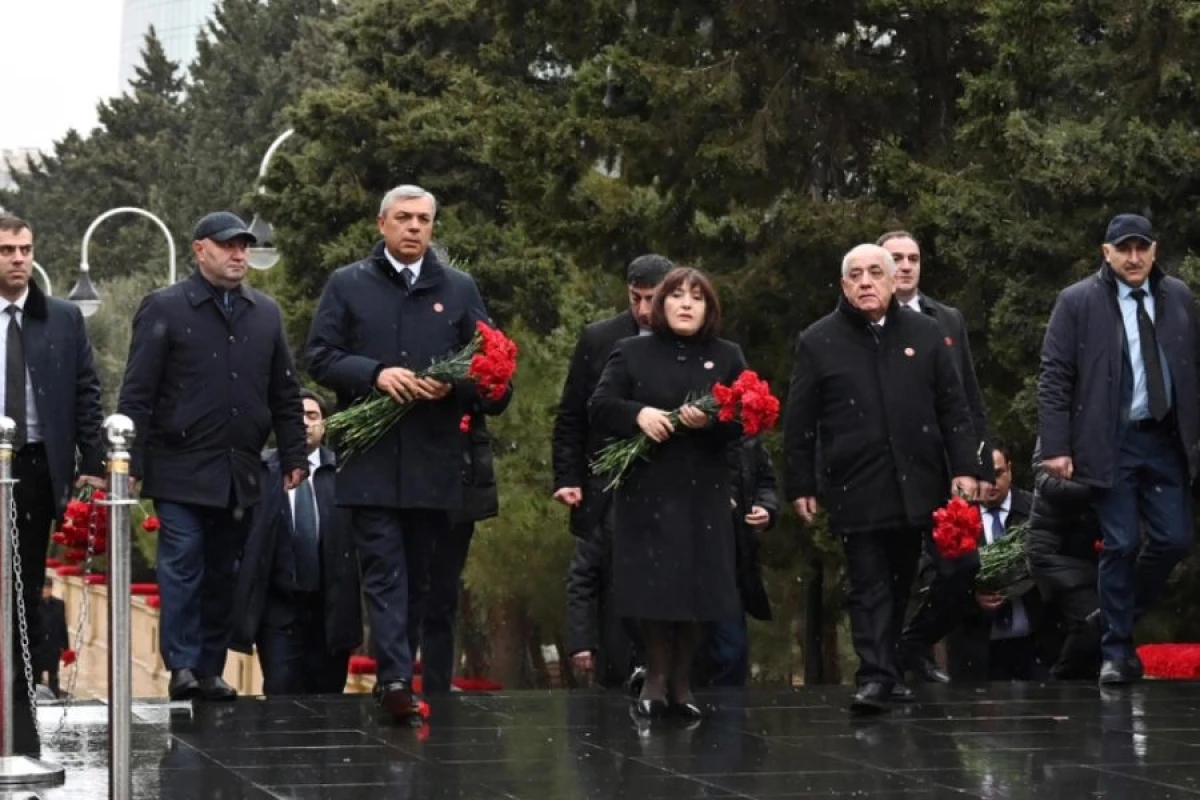 Dövlət rəsmiləri Şəhidlər xiyabanını ziyarət etdilər