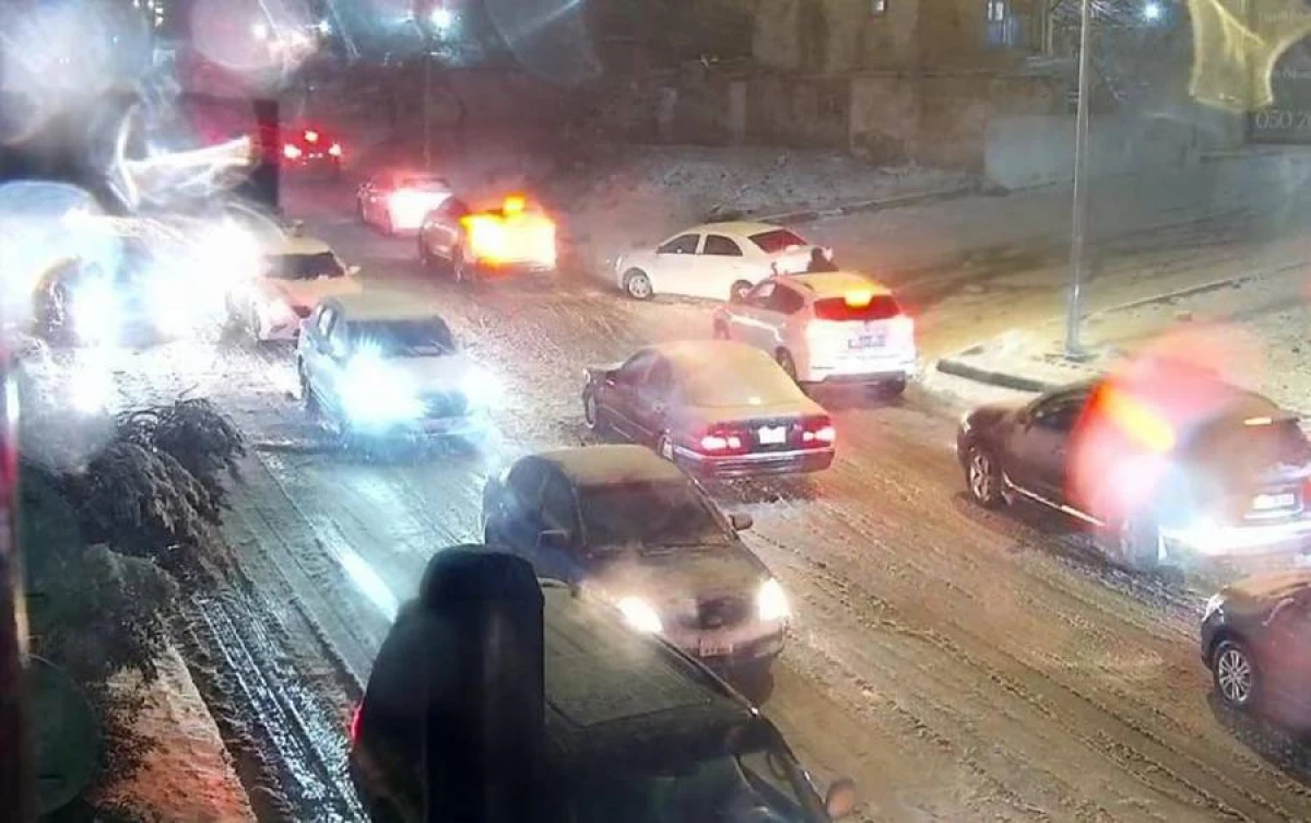 Bakıda qar nəqliyyatın hərəkətini çətinləşdirdi