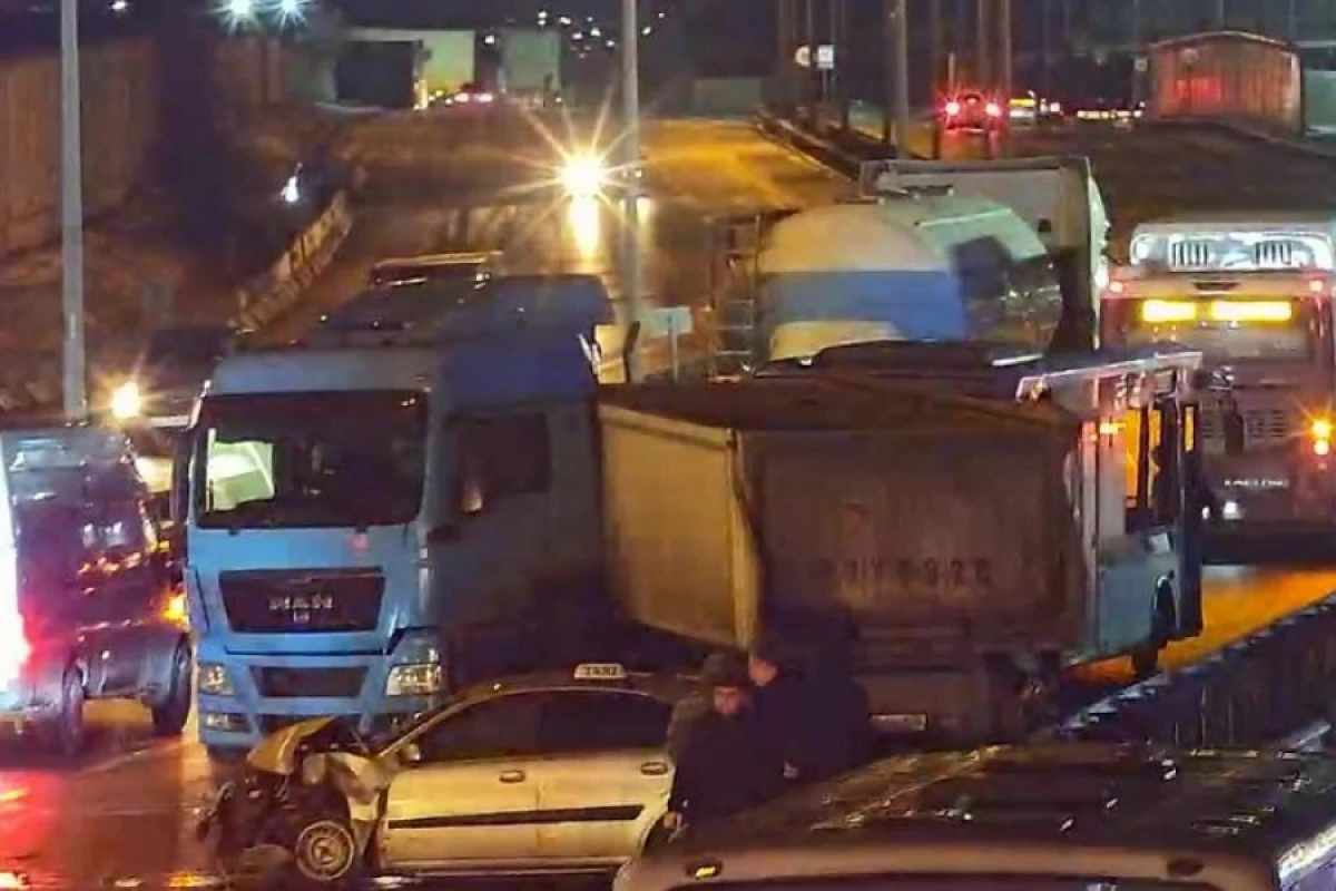 "Yasamalda" buzlaşma səbəbindən nəqliyyatın hərəkətində çətinlik yarandı