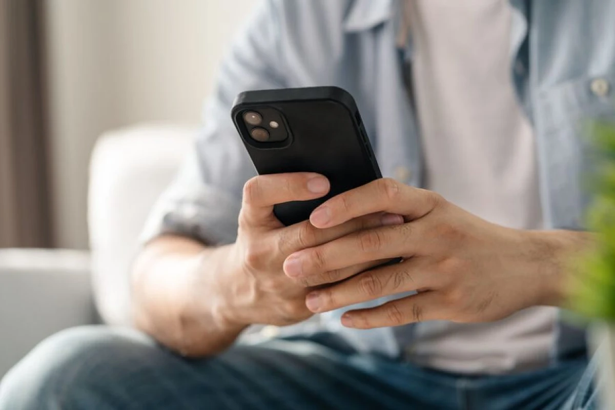 Smartfon istifadəsini azaltmaq insanı xoşbəxt edə bilər