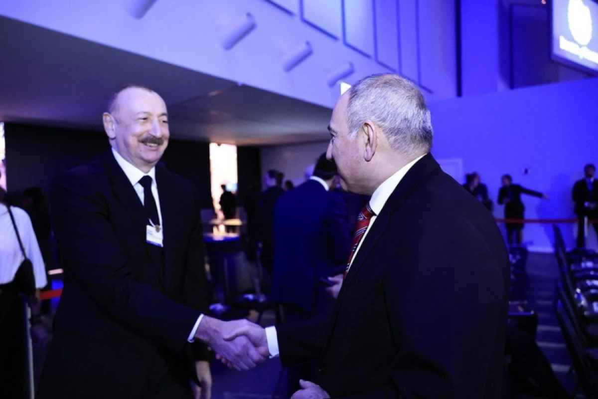 İlham Əliyevlə Paşinyan ayaqüstü söhbət etdilər