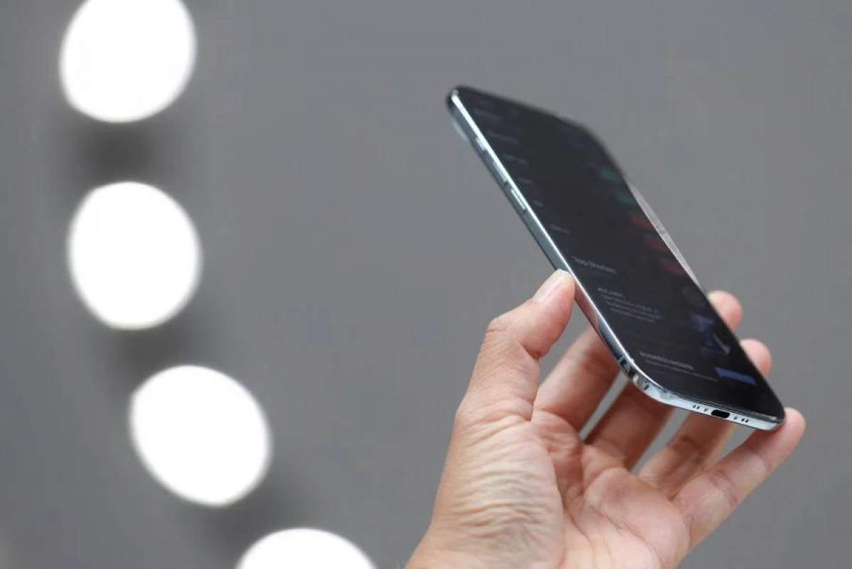 iPhone Air-ə fiziki SIM yuvası əlavə etdilər