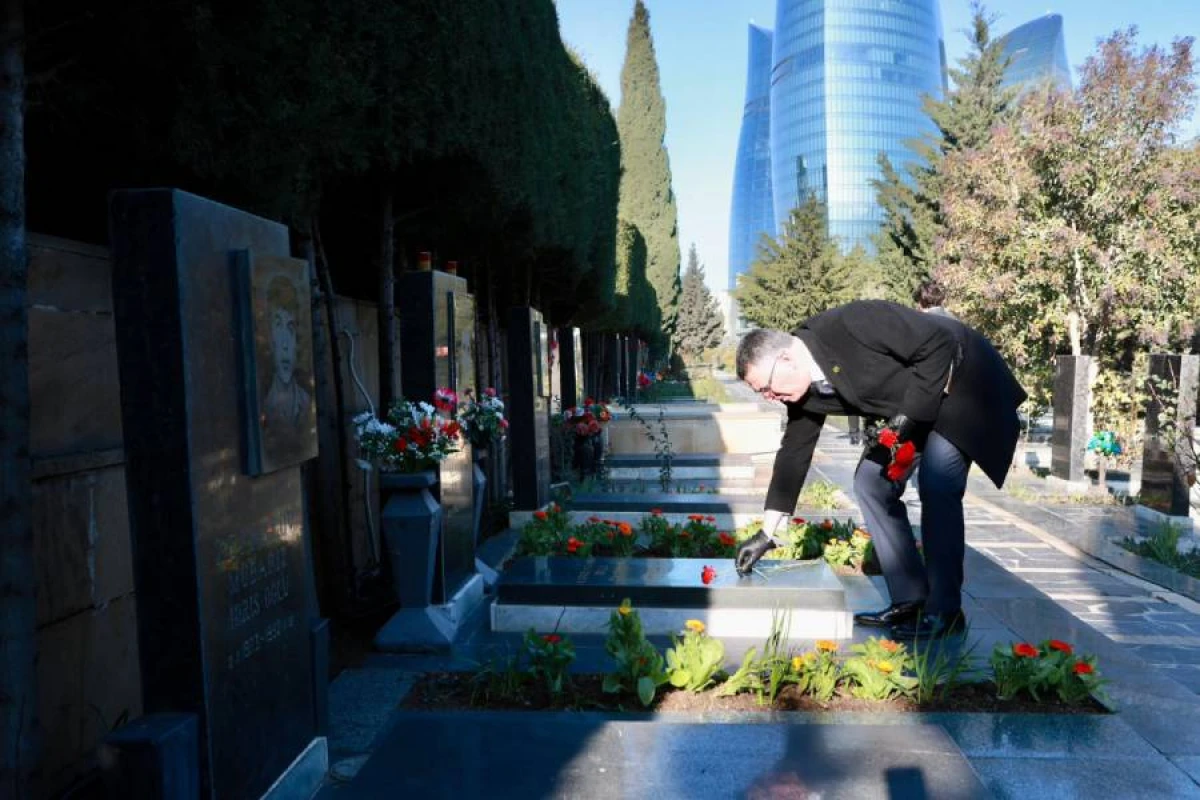 Gideon Saar Albert Aqarunovun məzarı önünə gül dəstəsi qoydu