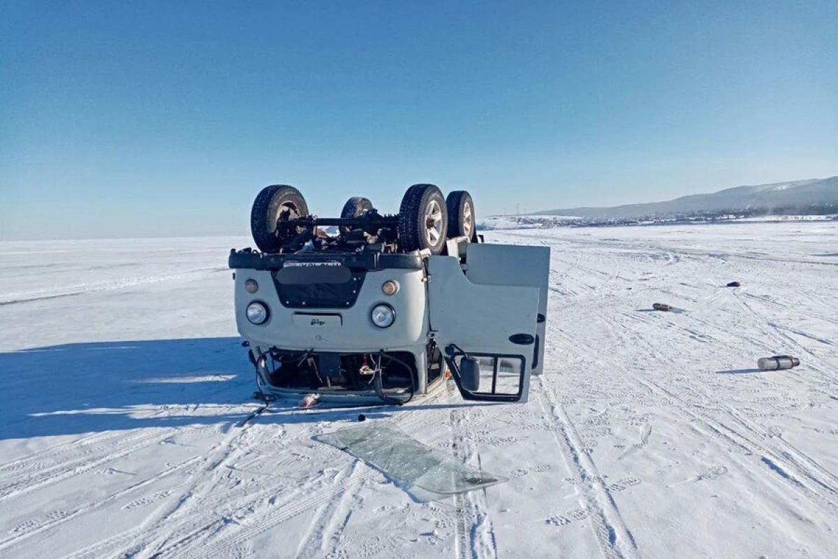 Baykalda faciə: Turistləri daşıyan UAZ buz yarığına düşdü