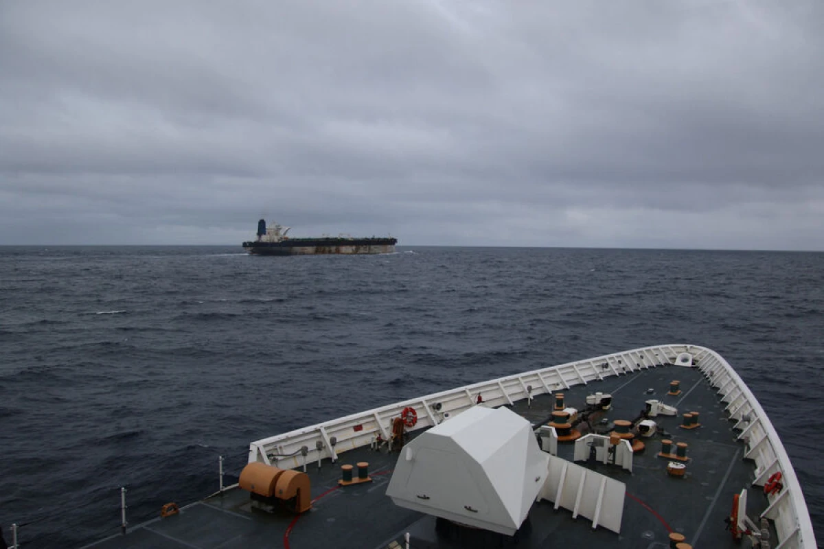 ABŞ Britaniyadan ələ keçirilən tanker kapitanını təxliyə etdi