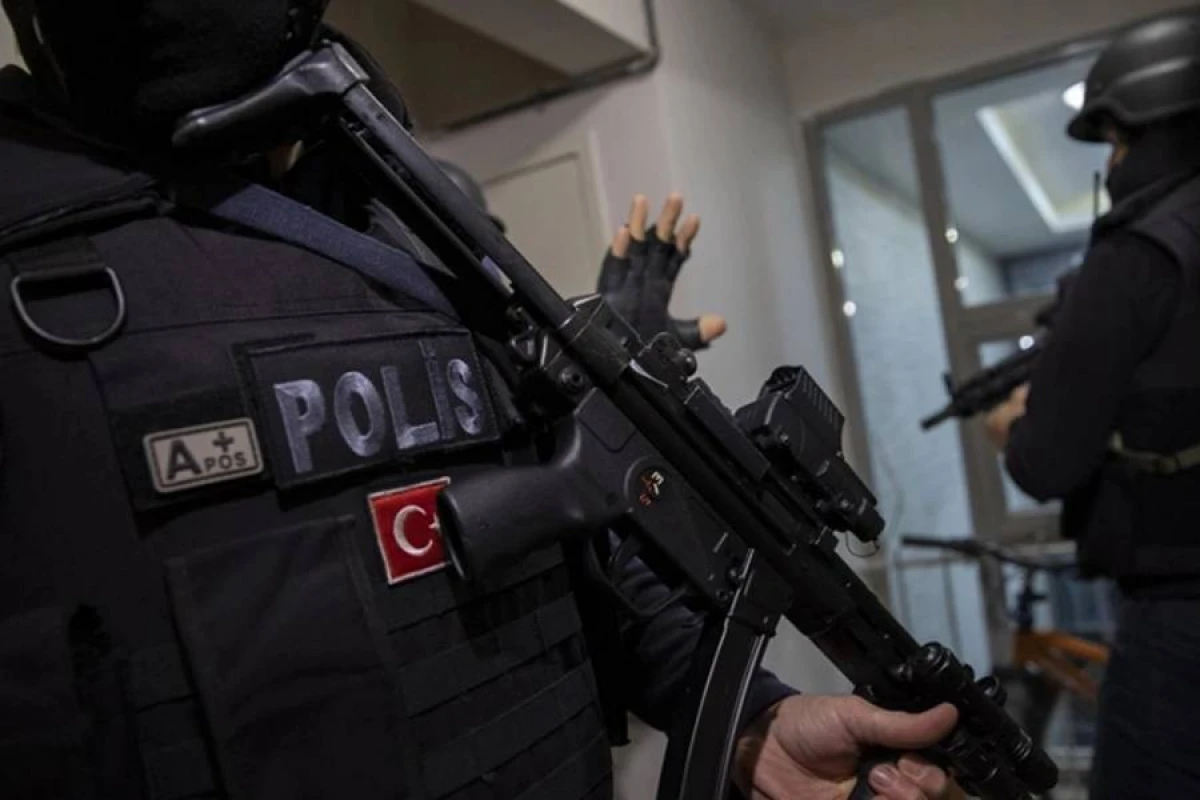 Qırmızı bülletenlə axtarılan 14 nəfər Türkiyəyə gətirildi