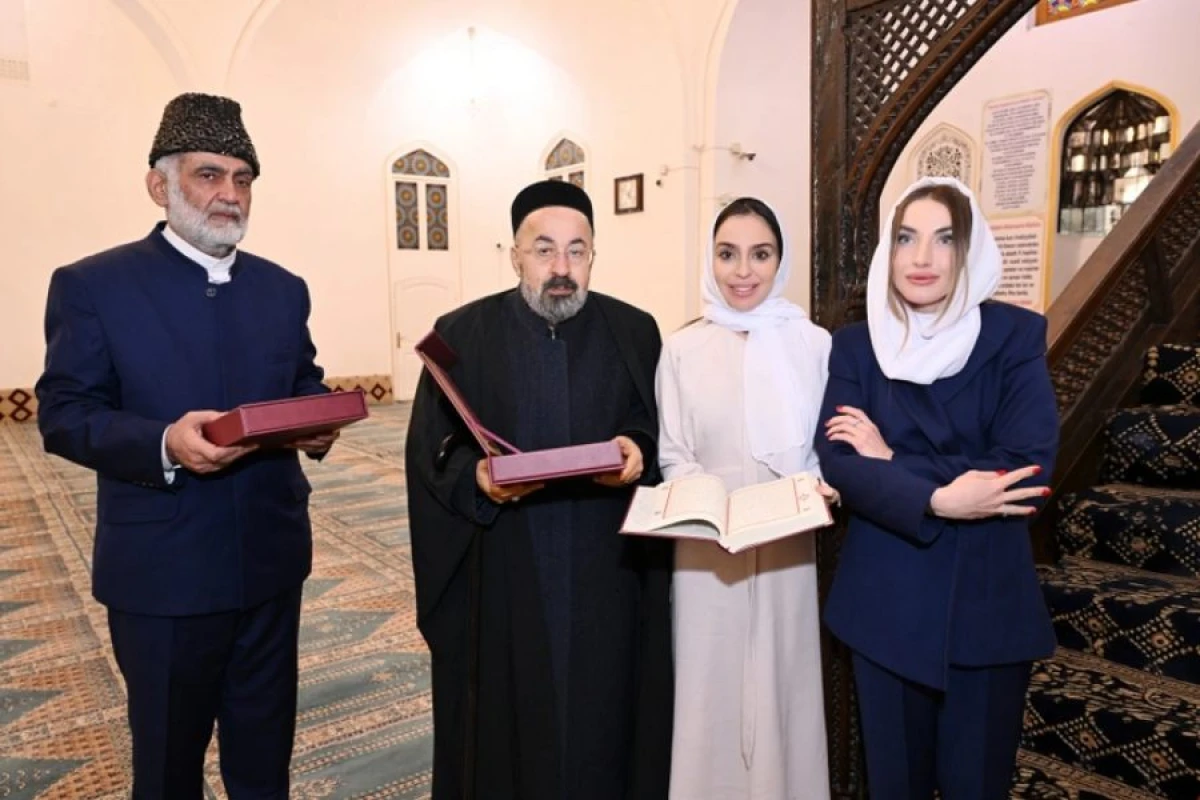 Leyla Əliyeva və Alena Əliyeva Şah Abbas məscidində oldular