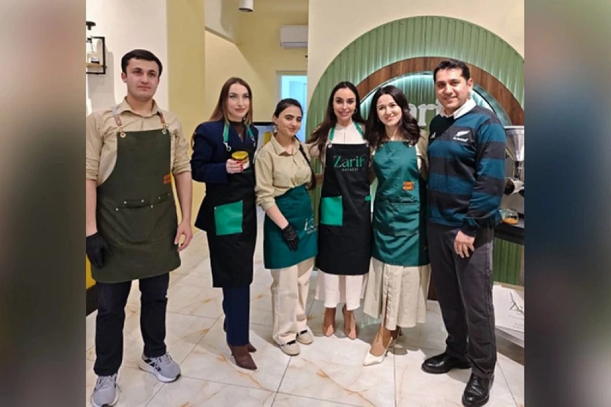 Leyla Əliyeva və Alena Əliyeva qadın sahibkarın sağlam qida brendi ilə tanış oldular