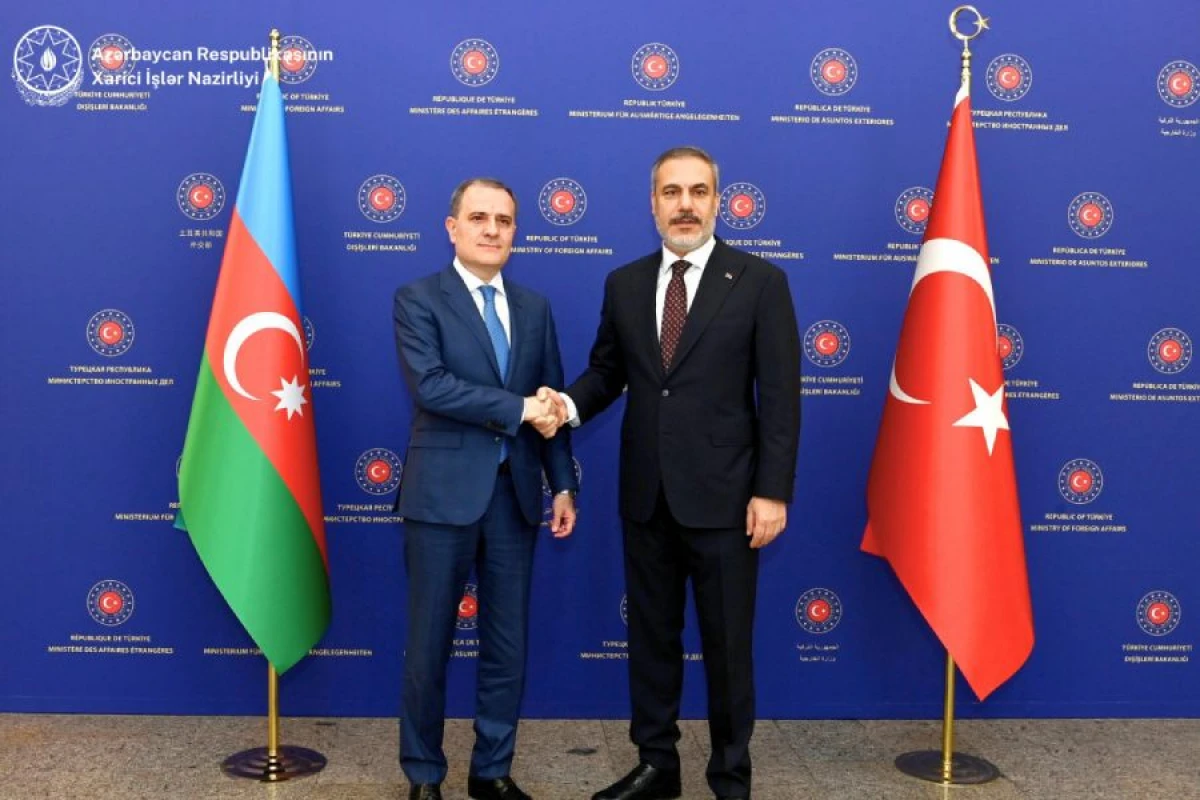 Ceyhun Bayramov Hakan Fidanla ikitərəfli və regional məsələləri müzakirə etdi