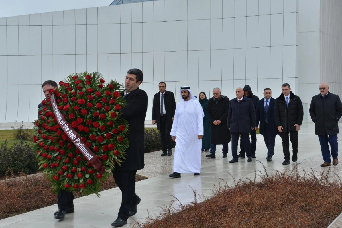 Ərəb Parlamentinin prezidenti Fəxri xiyabanı və Zəfər parkını ziyarət etdi — 4