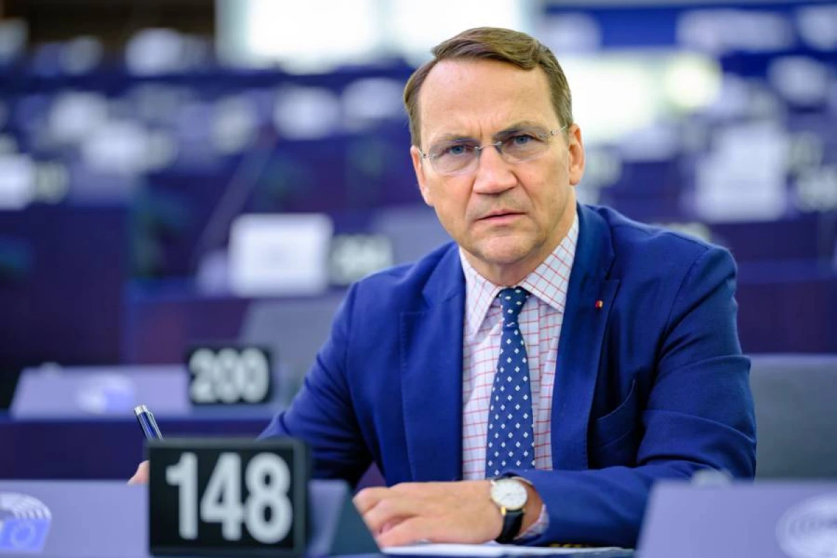 Sikorski: “ABŞ Ukrayna danışıqlarında aparıcı rolunu itirir”