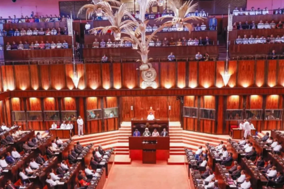 Şri-Lankada deputatlara təyin edilən pensiyalar ləğv edildi