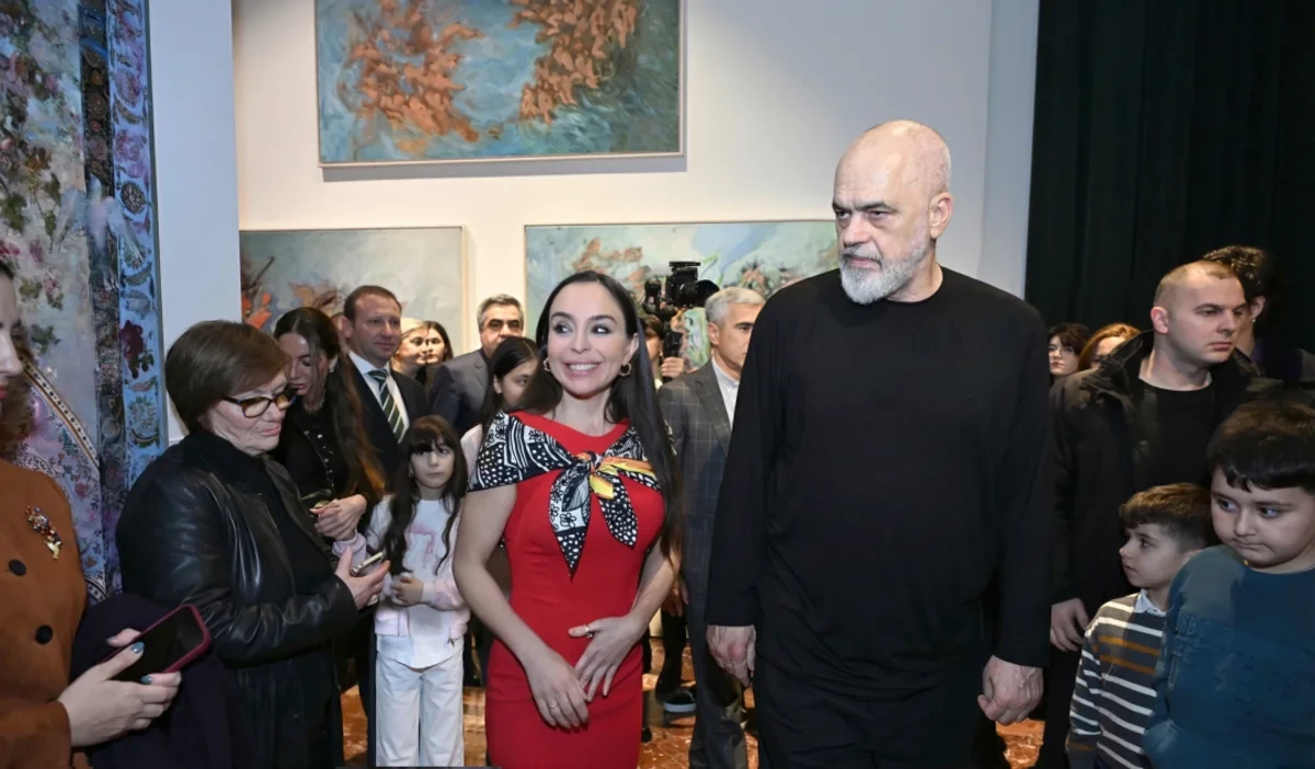 Leyla Əliyeva və Arzu Əliyeva Tiranada beynəlxalq incəsənət sərgisinin açılışında iştirak etdilər - FOTO — 8