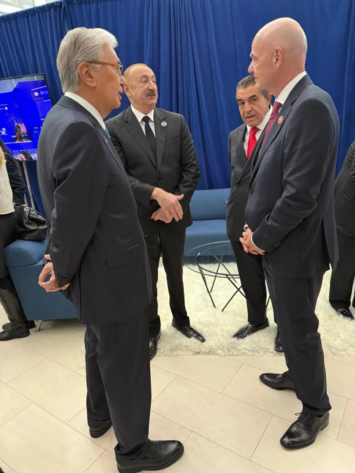 İlham Əliyev bir sıra dövlətlərin liderləri və rəsmi şəxslərlə ayaqüstü görüşdü — 1