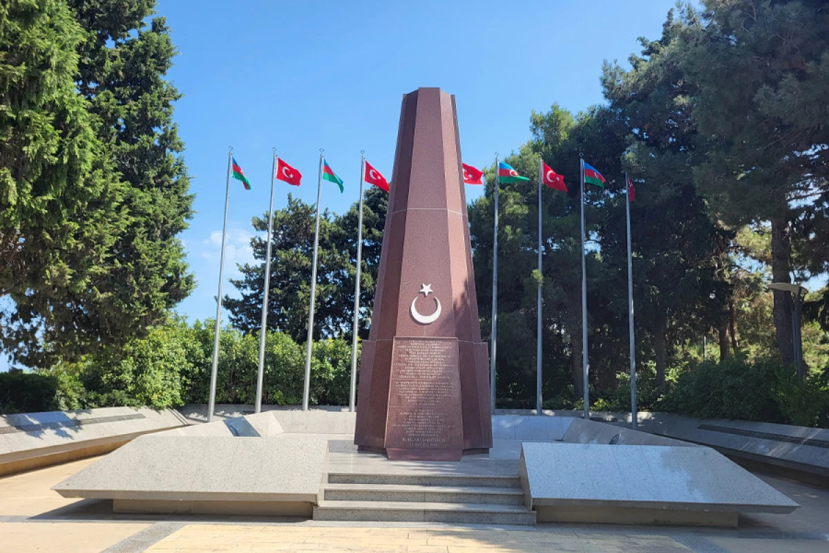 Türkiyə nümayəndə heyəti “Türk şəhidliyi” abidəsini ziyarət etdi