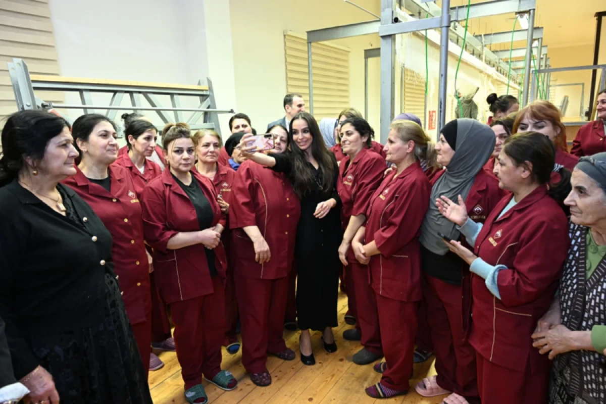 Leyla Əliyeva Şuşa məscidi üçün hazırlanan xalçaların kəsim mərasimində iştirak etdi