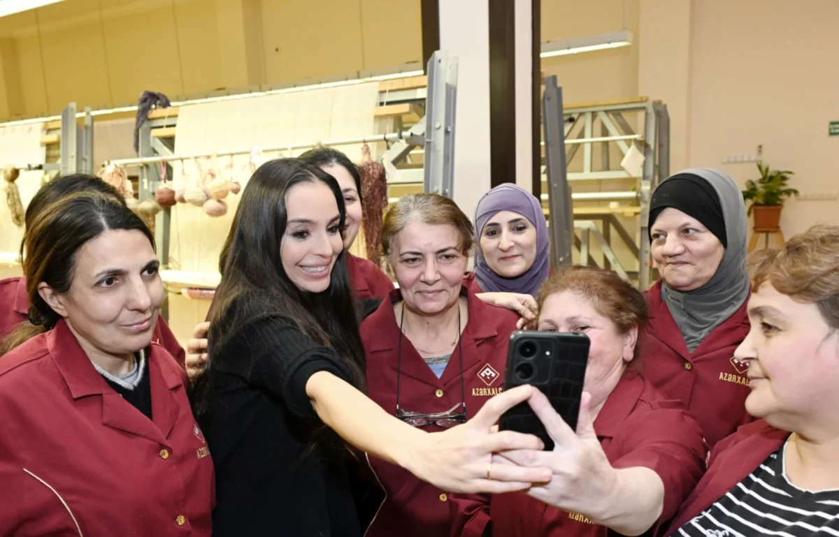 Leyla Əliyeva Şuşa məscidi üçün hazırlanan xalçaların kəsim mərasimində iştirak etdi — 2