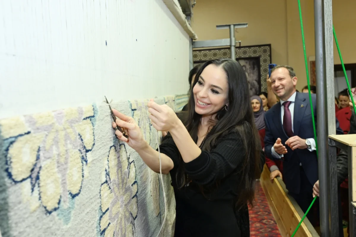 Leyla Əliyeva Şuşa məscidi üçün hazırlanan xalçaların kəsim mərasimində iştirak etdi — 5