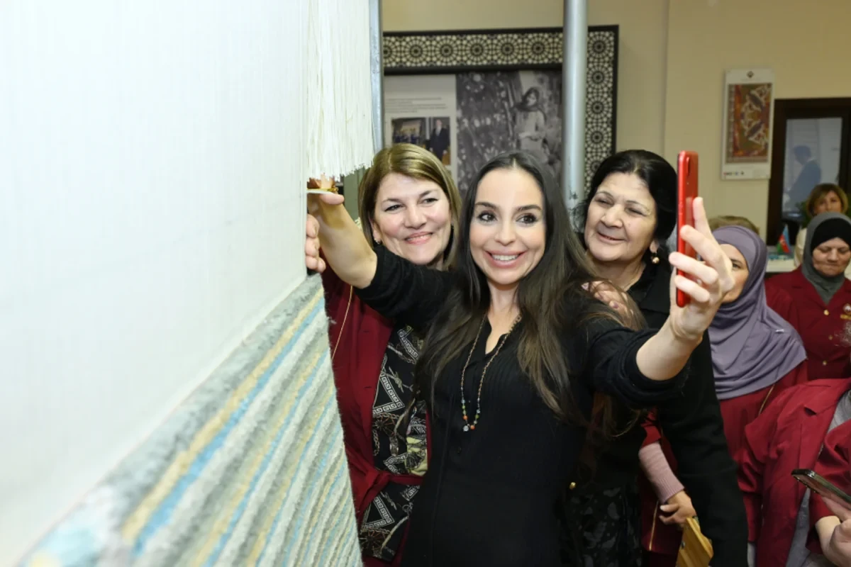 Leyla Əliyeva Şuşa məscidi üçün hazırlanan xalçaların kəsim mərasimində iştirak etdi — 6