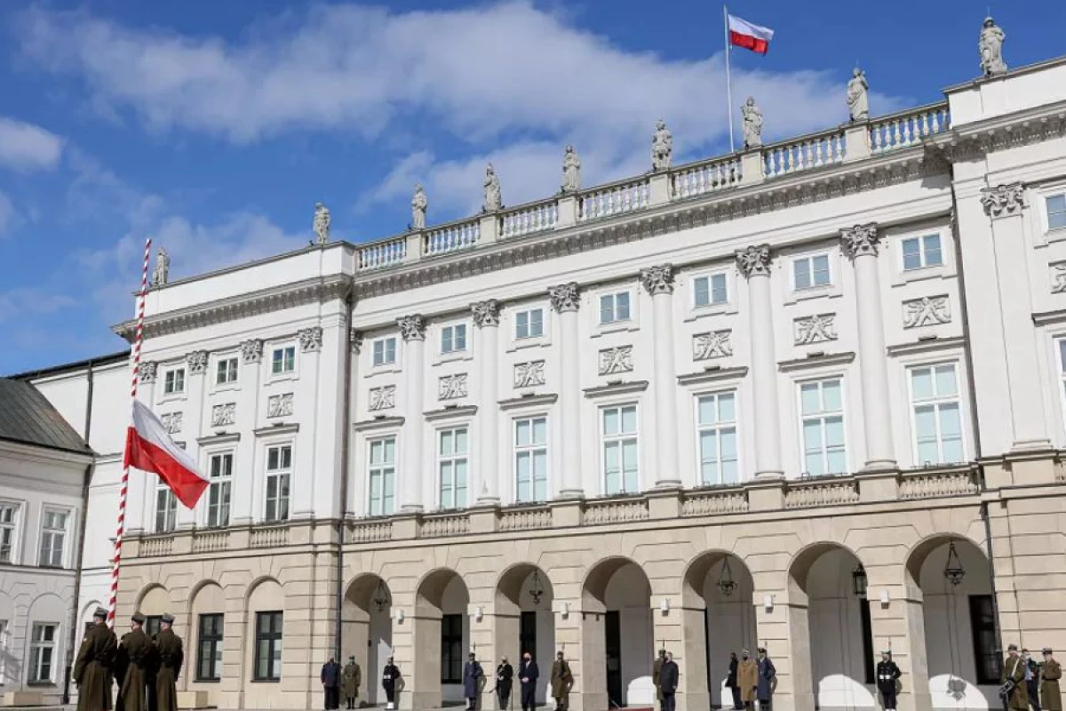 Polşa Prezidentinin ofisində 140 min dollar oğurlandı