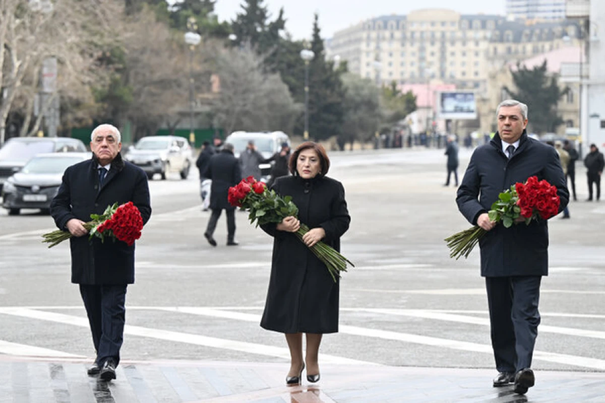 Dövlət və hökumət rəsmiləri "Ana harayı" abidəsini ziyarət etdilər