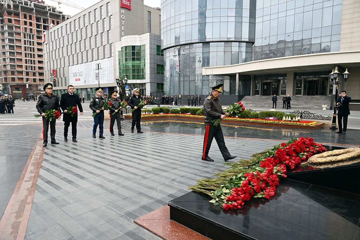 Müdafiə Nazirliyinin rəhbər heyəti Xocalı soyqırımı abidəsini ziyarət etdi — 5