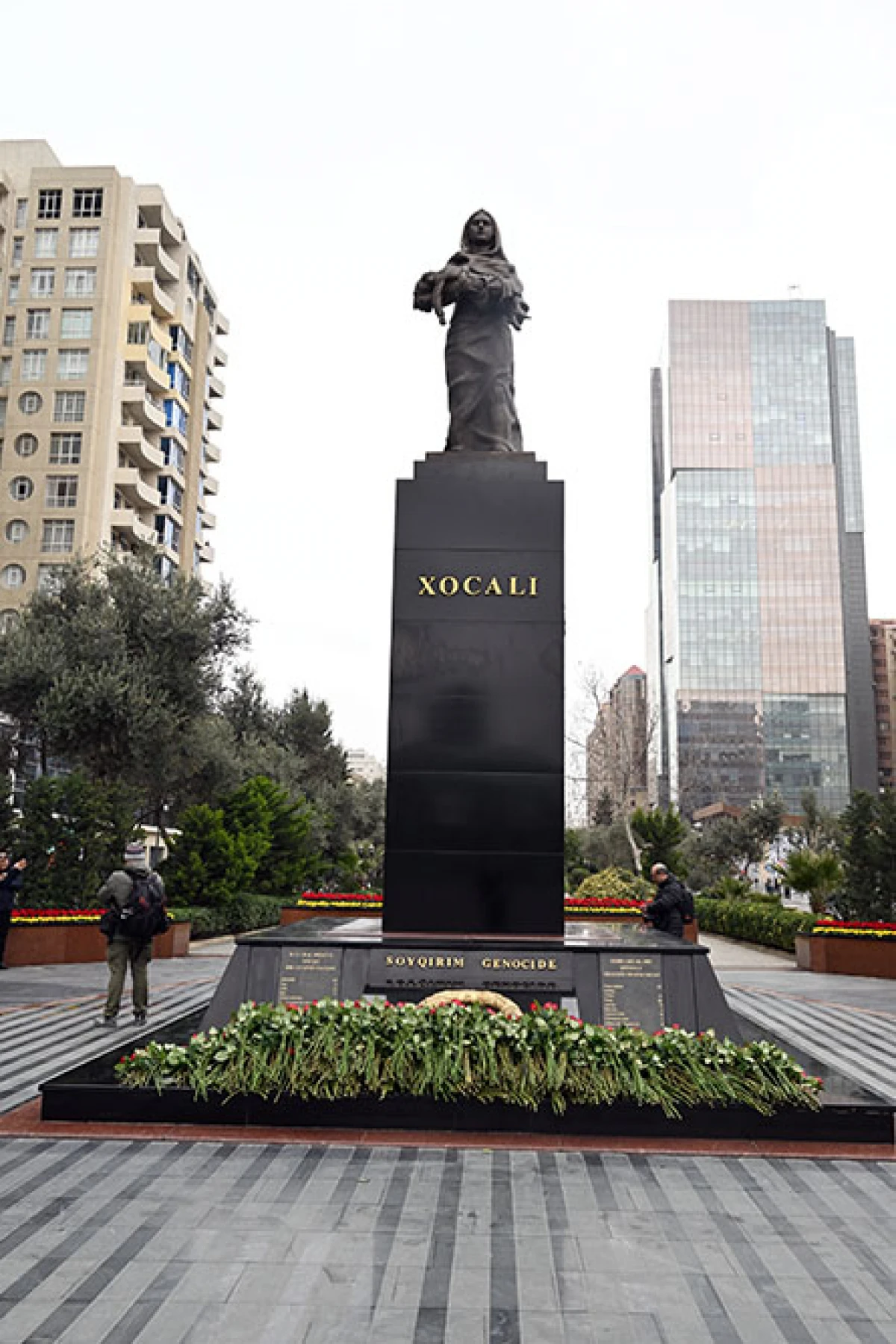 Müdafiə Nazirliyinin rəhbər heyəti Xocalı soyqırımı abidəsini ziyarət etdi — 7