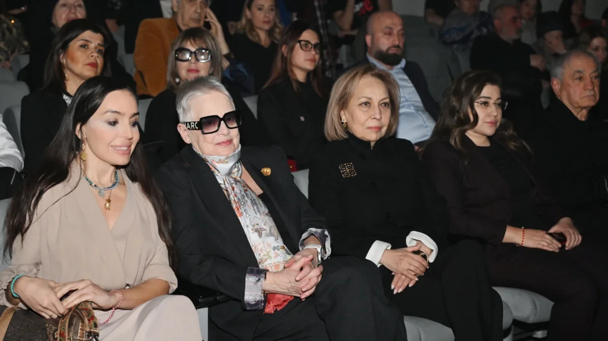 Leyla Əliyeva "Neft bumu hamıya gülümsəyir" tamaşasının nümayişində iştirak etdi — 2
