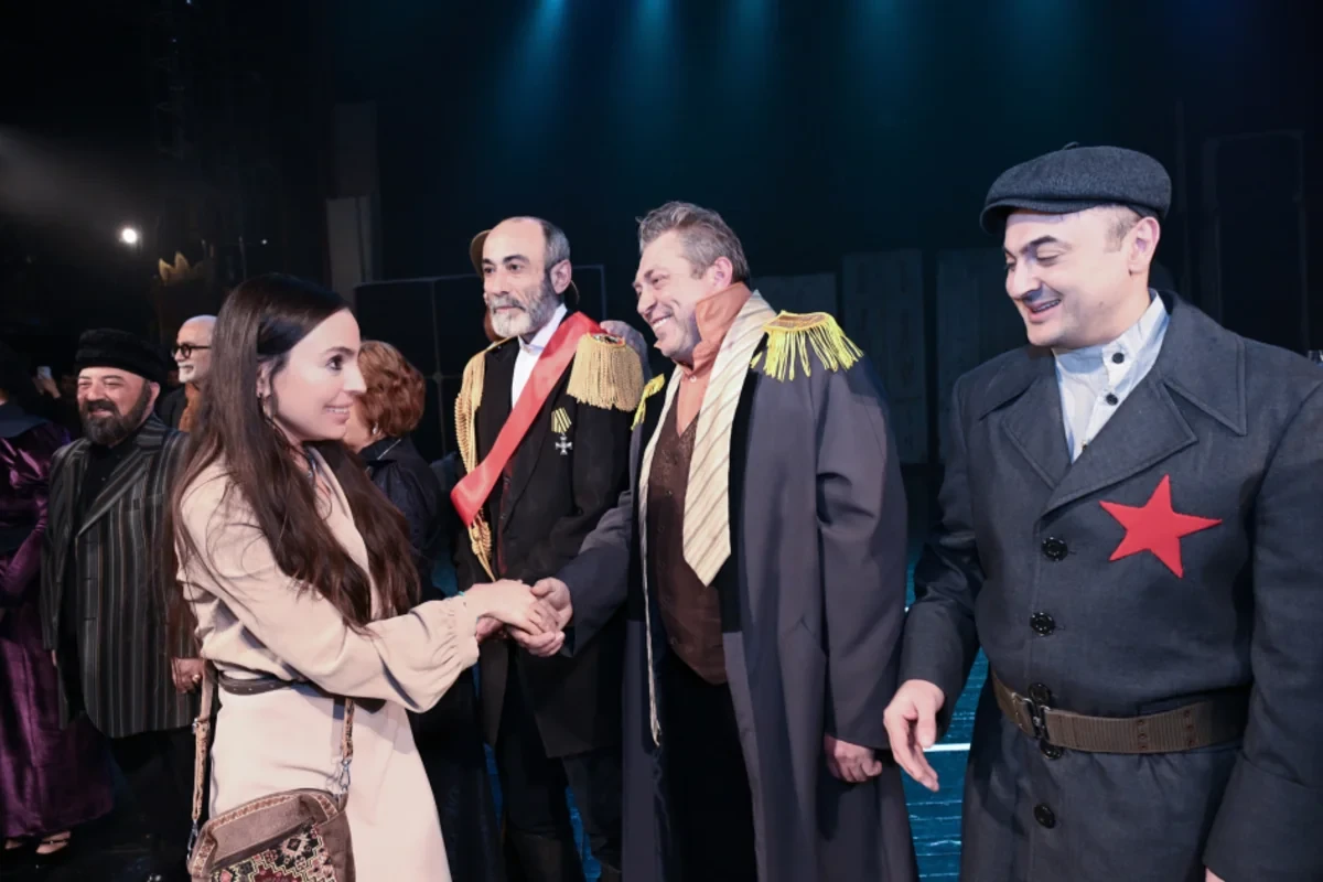 Leyla Əliyeva "Neft bumu hamıya gülümsəyir" tamaşasının nümayişində iştirak etdi — 6