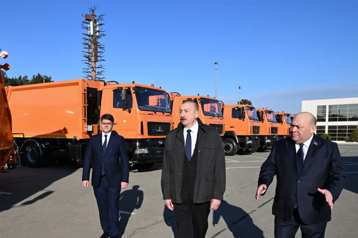 Prezident Bakıda məişət tullantıları daşıyan texnikalarla tanış oldu