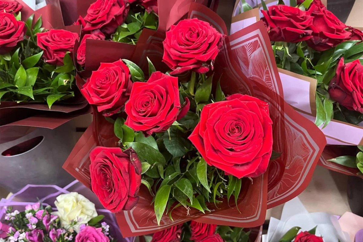 8 Mart ərəfəsində QİYMƏTLƏR NİYƏ ARTDI?  - 100 manata qızılgül...