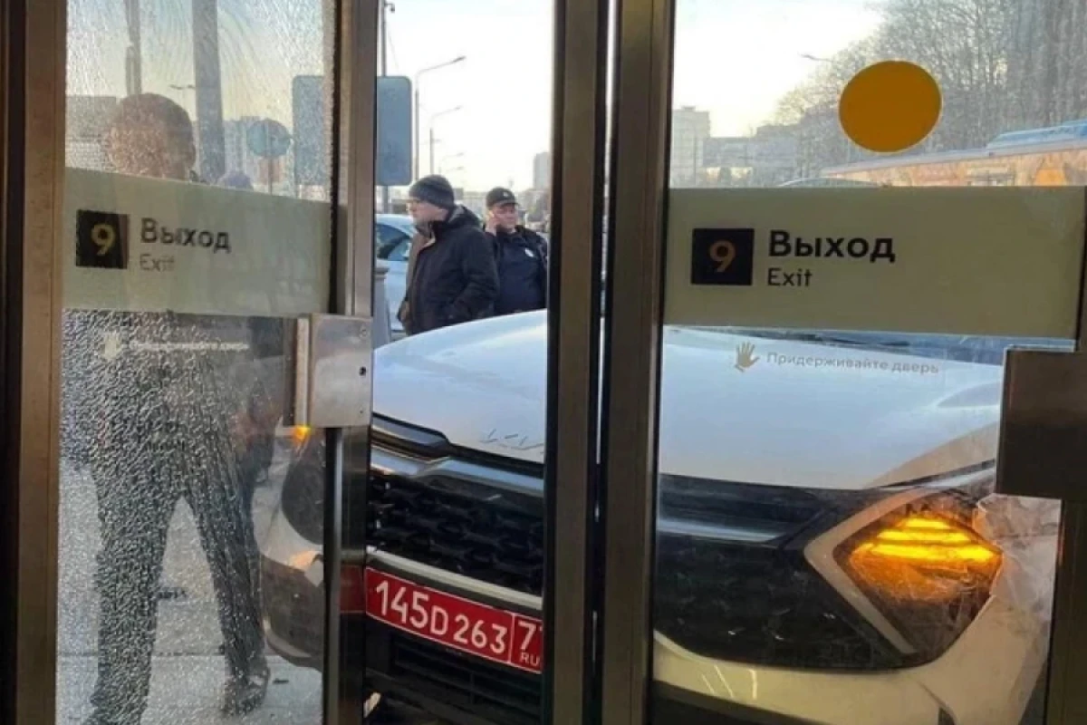 Azərbaycan səfirliyinin avtomobili Moskvada metronun girişinə çırpıldı