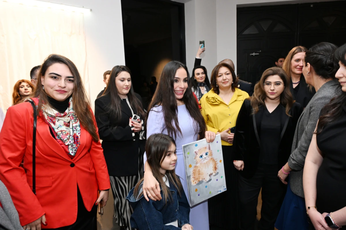 Leyla Əliyeva "Mənzərəyə açılan ev" mövzusunda qrup sərgisində iştirak etdi — 9