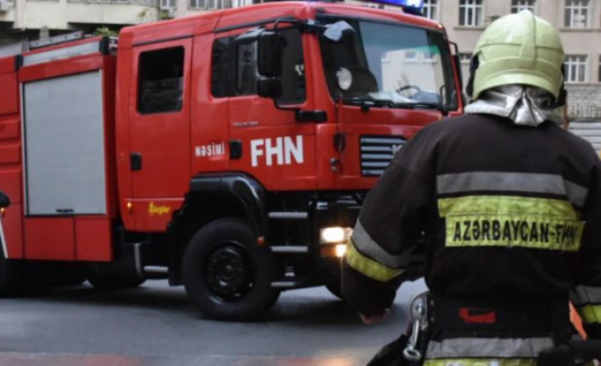 Bakıda yaşayış binasında yanğın oldu - VİDEO