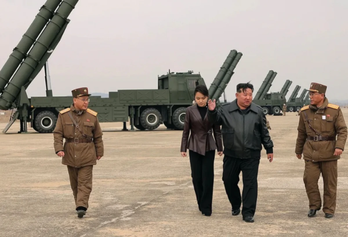 Kim Çen In qızı ilə birlikdə raket sınaqlarını izlədi