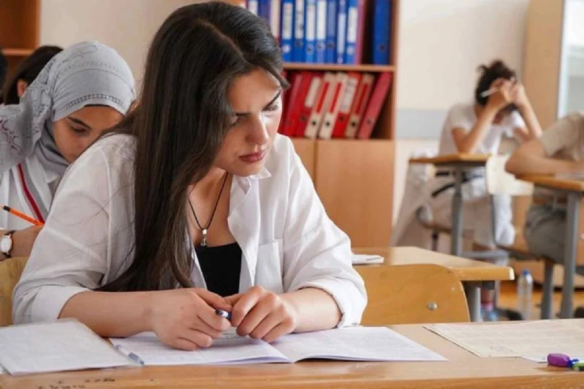 Tam orta təhsil səviyyəsi üzrə buraxılış imtahanı keçirildi