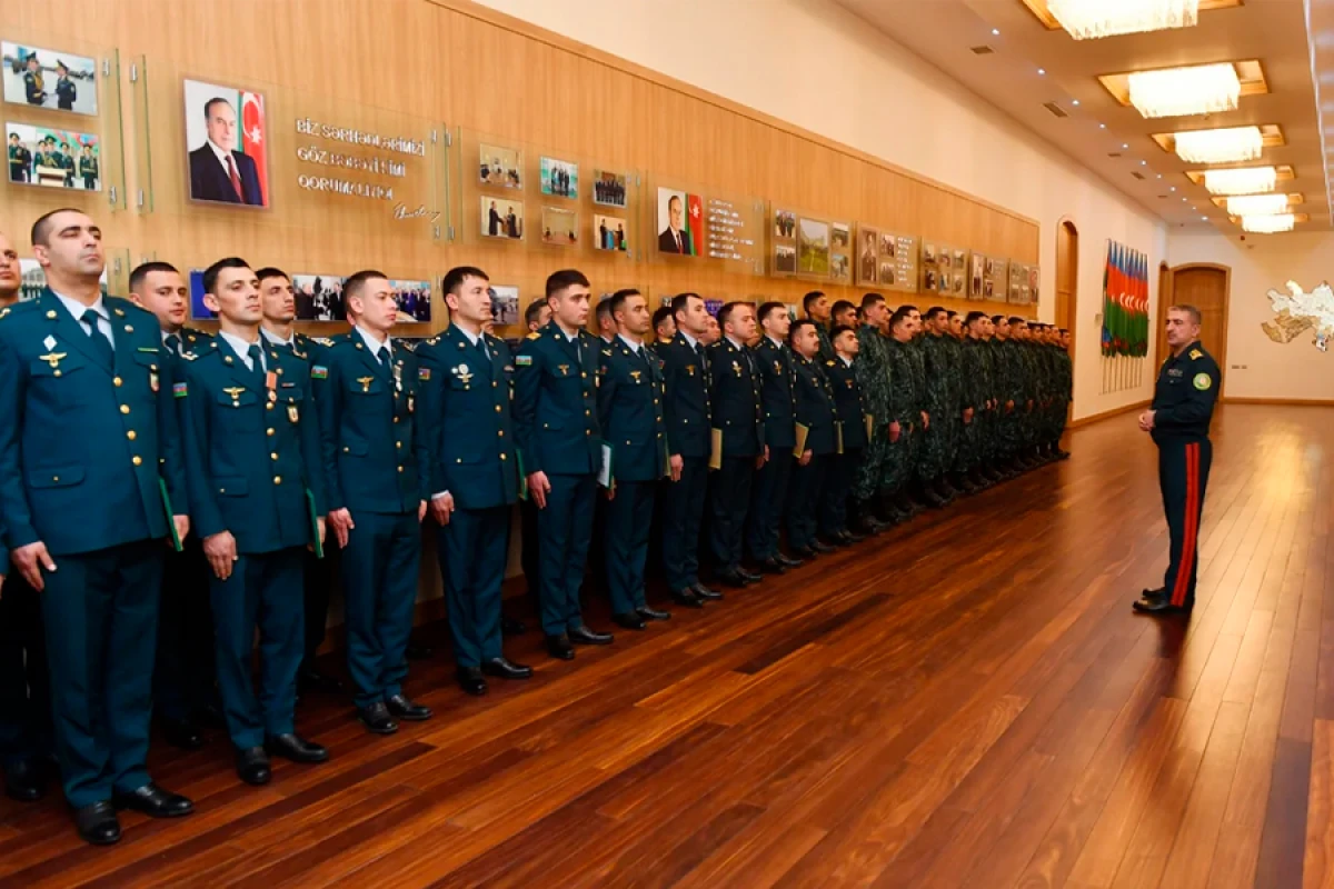 Elçin Quliyev fərqlənən hərbi qulluqçuları təltif etdi