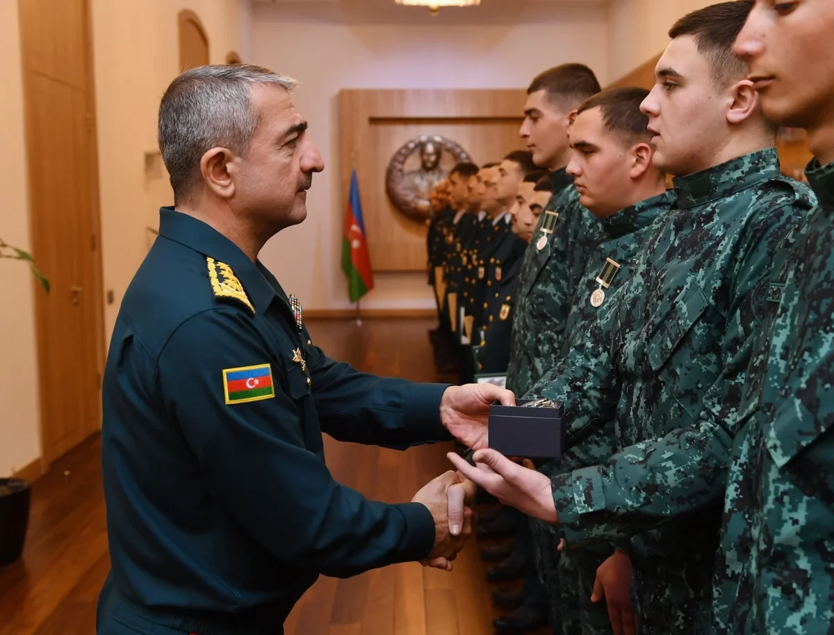 Elçin Quliyev fərqlənən hərbi qulluqçuları təltif etdi — 2