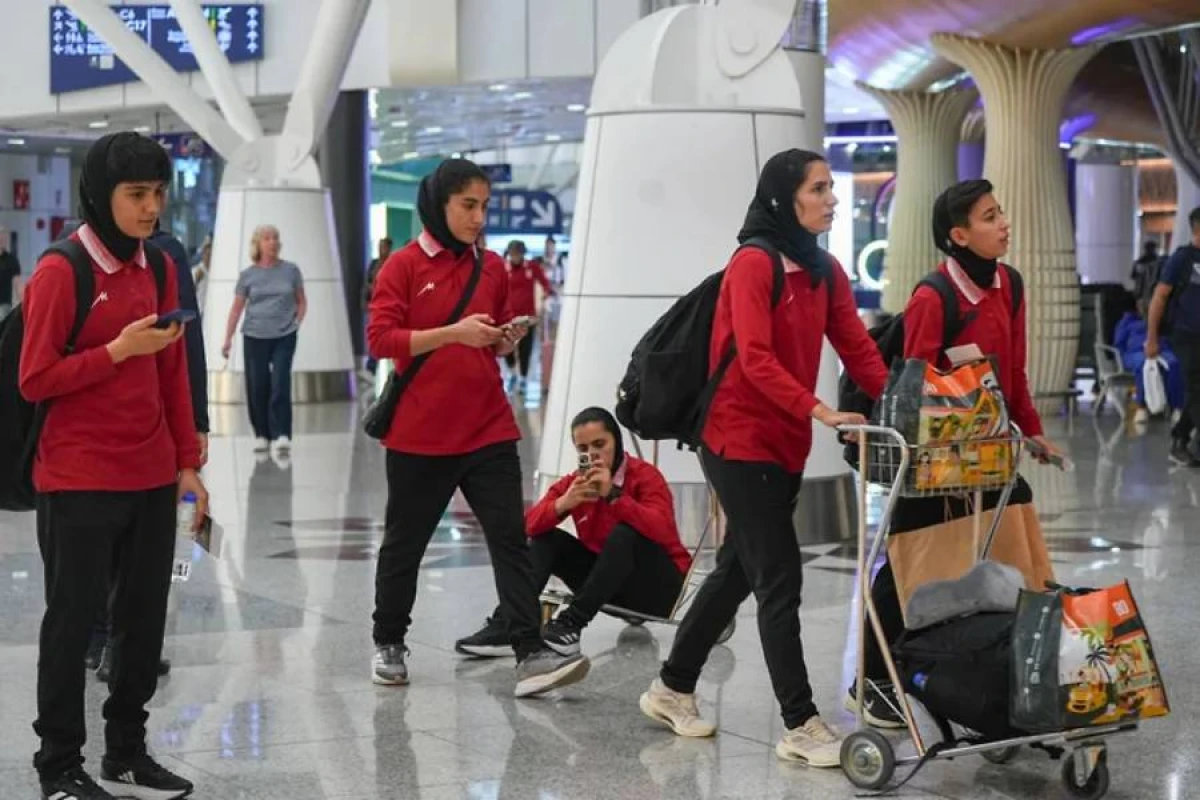 İranlı futbolçular vətənlərinə qayıtdılar