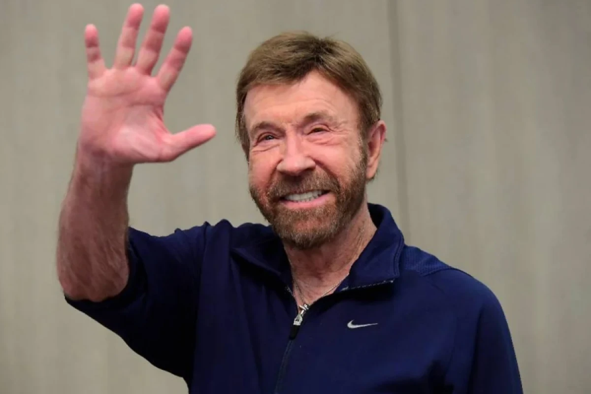 Çak Norris Havayda xəstəxanaya yerləşdirildi