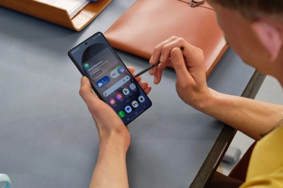 "Samsung" biznes üçün telefon təqdim etdi