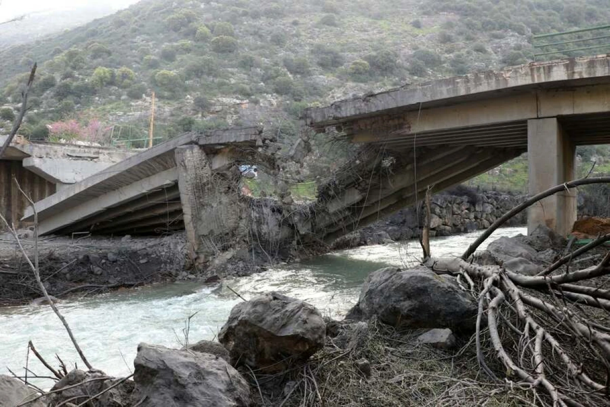 Livanda Litani çayı üzərindəki körpülər sökülür