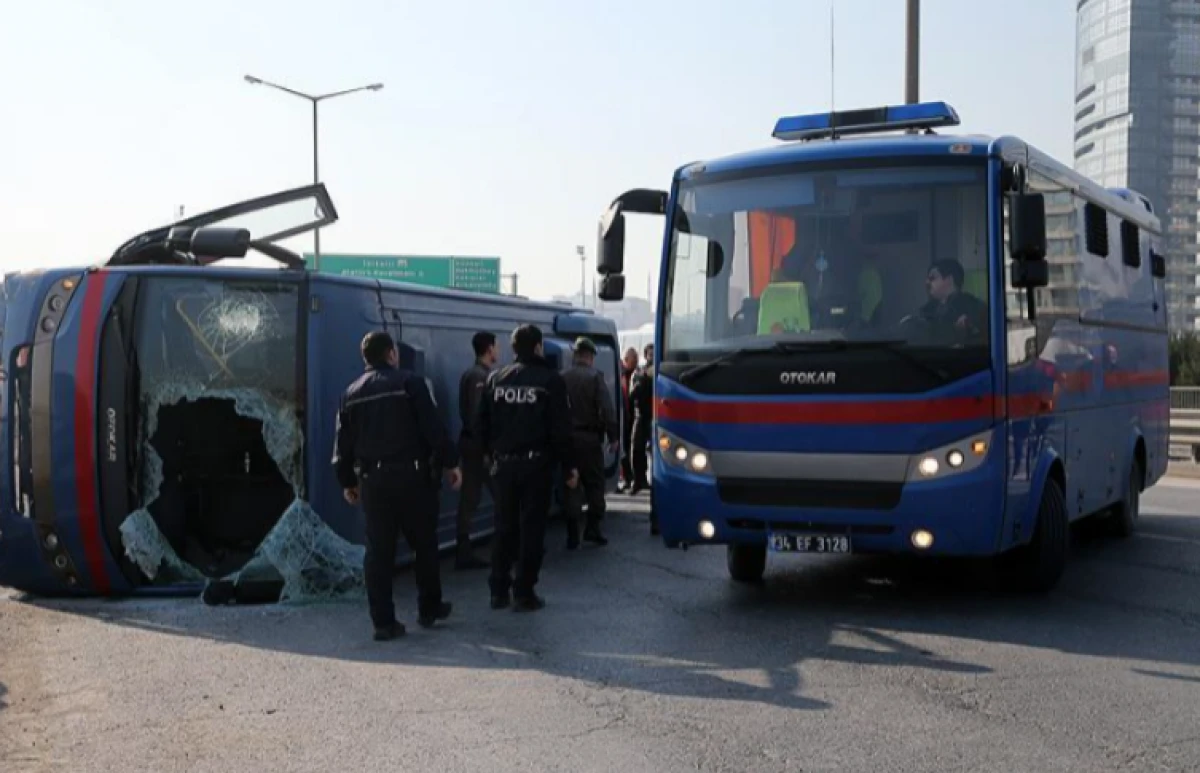 Türkiyədə məhkumları  daşıyan  avtomobillər qəzaya düşdü